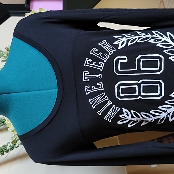 PINK Victoria's Secret Tee - SZ XS - Picture 2 of 6